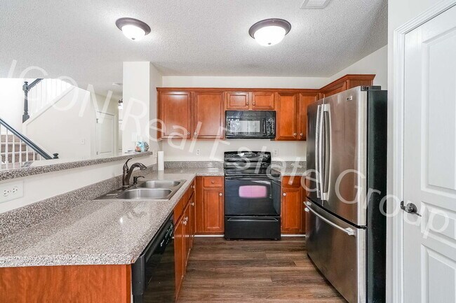 Building Photo - 2/2.5 end unit townhome in Woodstock