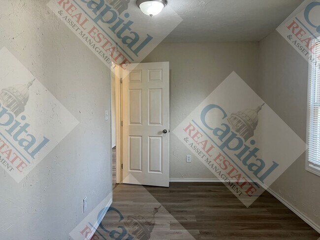 Building Photo - Great 4 Bedroom!!!