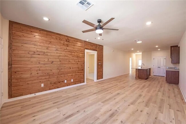 Building Photo - 603 N Echols St