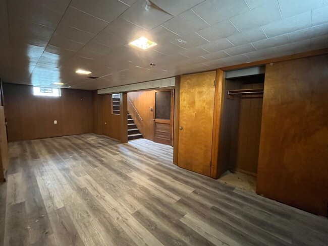 Building Photo - W.130th-Bellaire neighborhood, updated 3 b...
