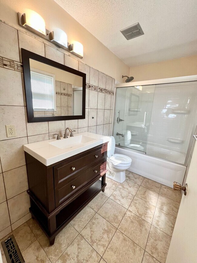 Building Photo - 4 Bedroom, 3 Bath walking distance to Amanda Arnold Elementary!