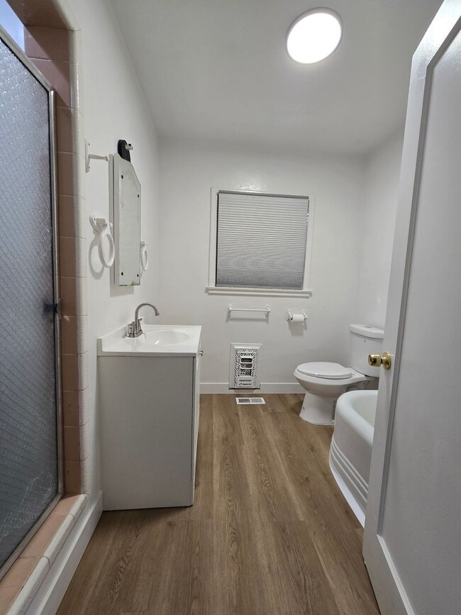 Building Photo - 2 Br 1 Ba ready now