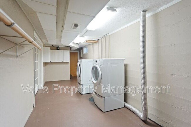 Building Photo - 1025 Terrace Dr NW