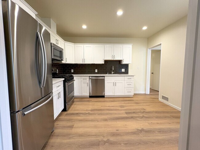 Building Photo - Beautifully Updated 2BR/2BA – Yard & Garage