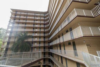 Building Photo - 2BR 1BA w/2 PARKING Spacious Condo Conveni...