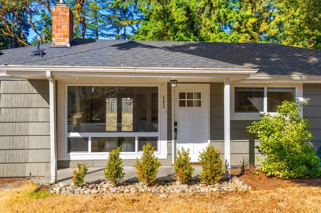 Building Photo - Light-Filled 3BR Home w/ Large Fenced in Yard