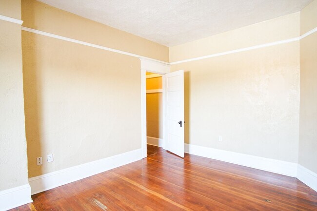 Building Photo - 1008 N Killingsworth St