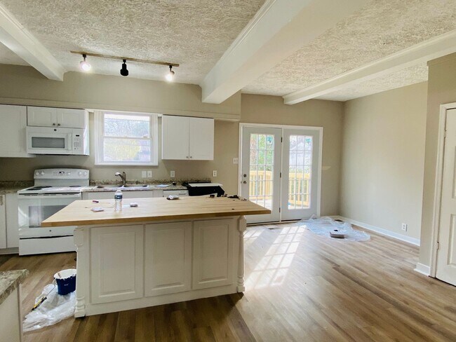 Building Photo - Very Spacious 5bdrm/2bth Bungalow Located in South Richmond w/Privacy Fenced Back Yard!!