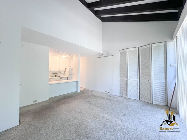 Building Photo - 887 Woodside Ln E