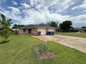 Building Photo - 5415-5415 Brookhollow Dr
