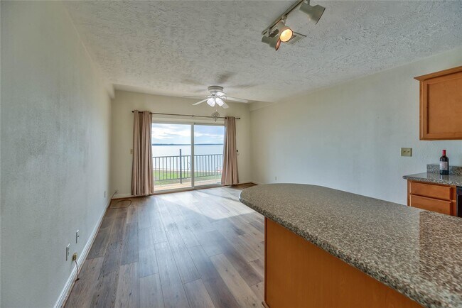 Building Photo - 445 Carolcrest Ln