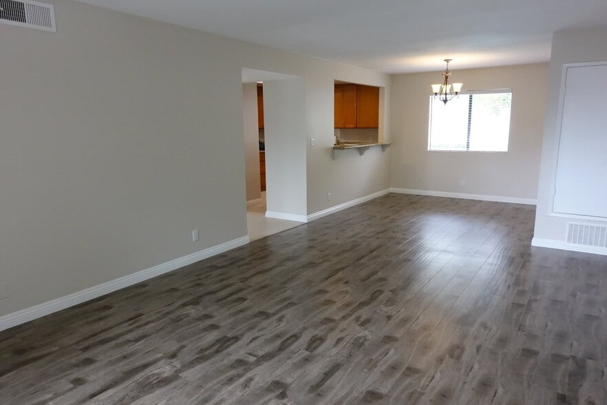 Building Photo - 465 S Ranch View Cir