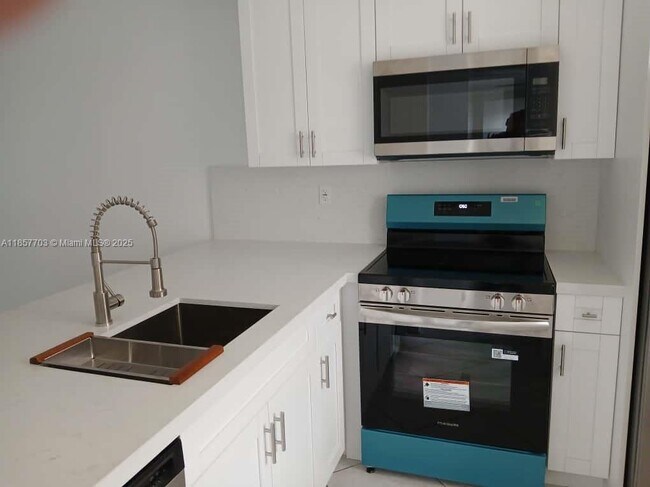 Building Photo - 5181 W Oakland Park Blvd