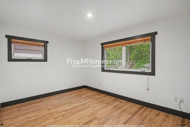 Building Photo - Unique Luxury Three Bedroom Home in Hallinan!