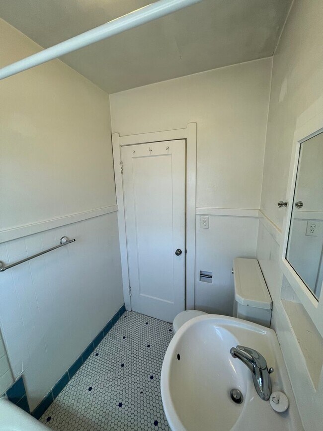 Building Photo - Charming Midtown Studio - 24th Street & J ...