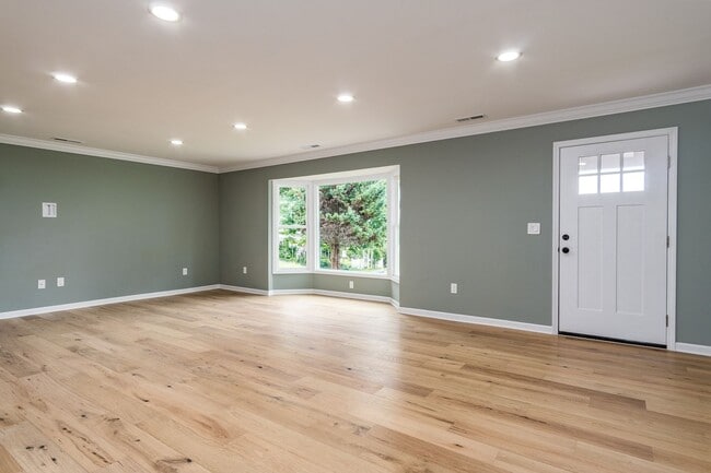 Building Photo - Newly renovated 4 Bedroom 3 Bathroom Home ...