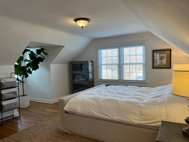 Building Photo - 3 Bedroom 2 Bath Furnished House Near Southport