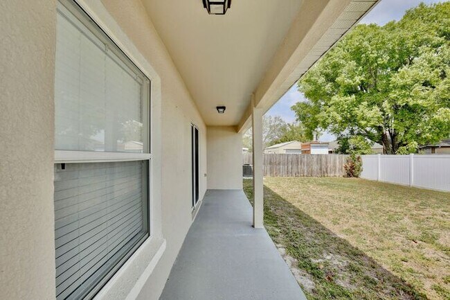 Building Photo - Beautiful 3/2 Spacious Home with a covered...