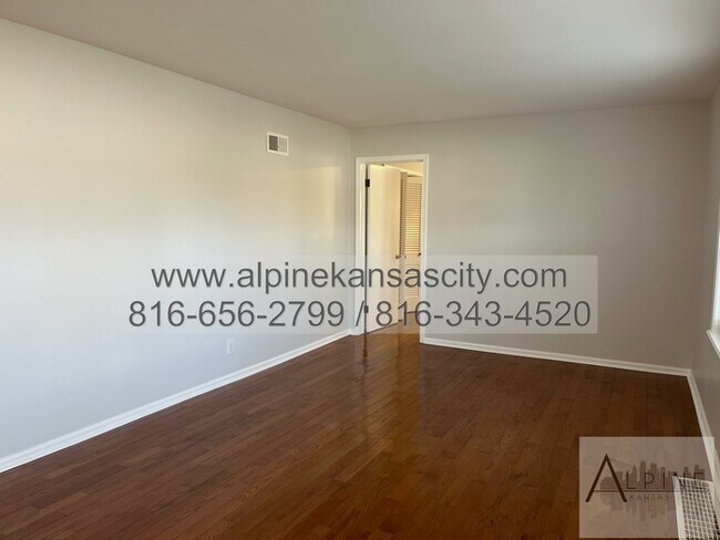 Building Photo - Spacious Gladstone Ranch!