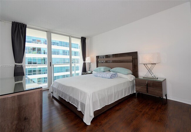 Building Photo - 1155 Brickell Bay Dr