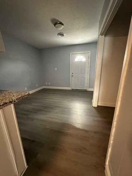 Building Photo - 824 Tanner St