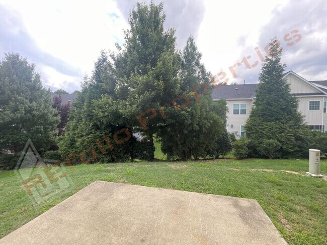 Building Photo - Beautiful 2 Story 3 Bedroom End Unit Townh...