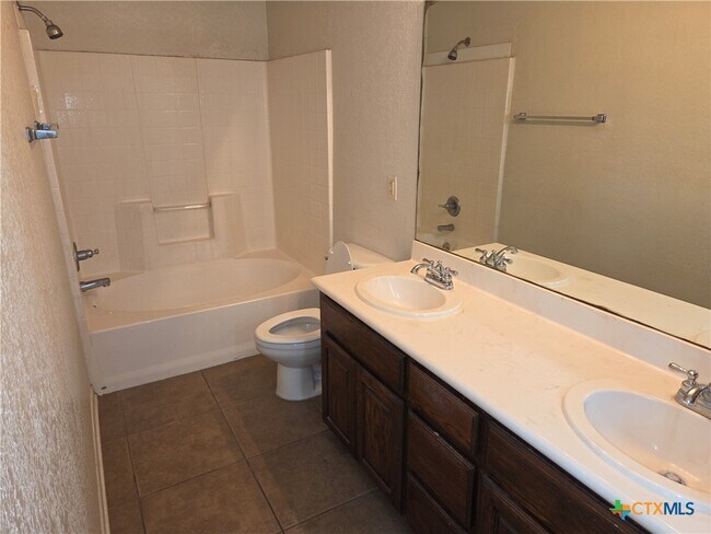 Building Photo - 611 Olaf Dr