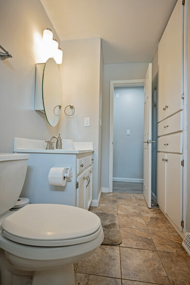 Building Photo - 413 SE Lana Ct