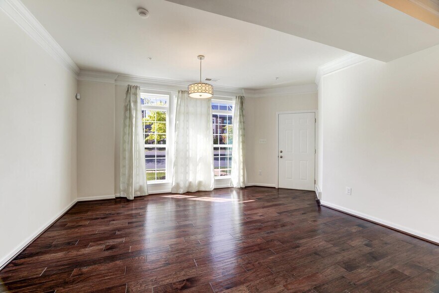 Building Photo - 13643 Air and Space Museum Pky