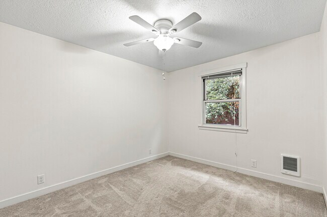 Building Photo - 18605 NE Everett Ct