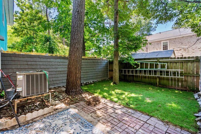 Building Photo - 715 Pine Dr