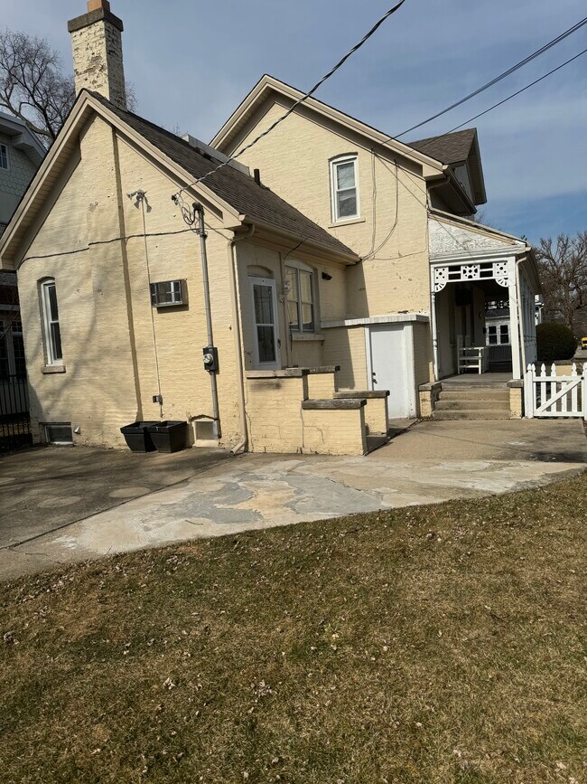 Building Photo - 2101 Schiller Ave