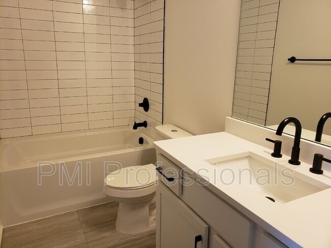 Building Photo - 215 Eisenhower Dr