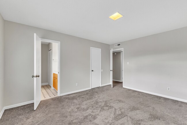 Building Photo - 2/2.5 Walking Distance to NC State