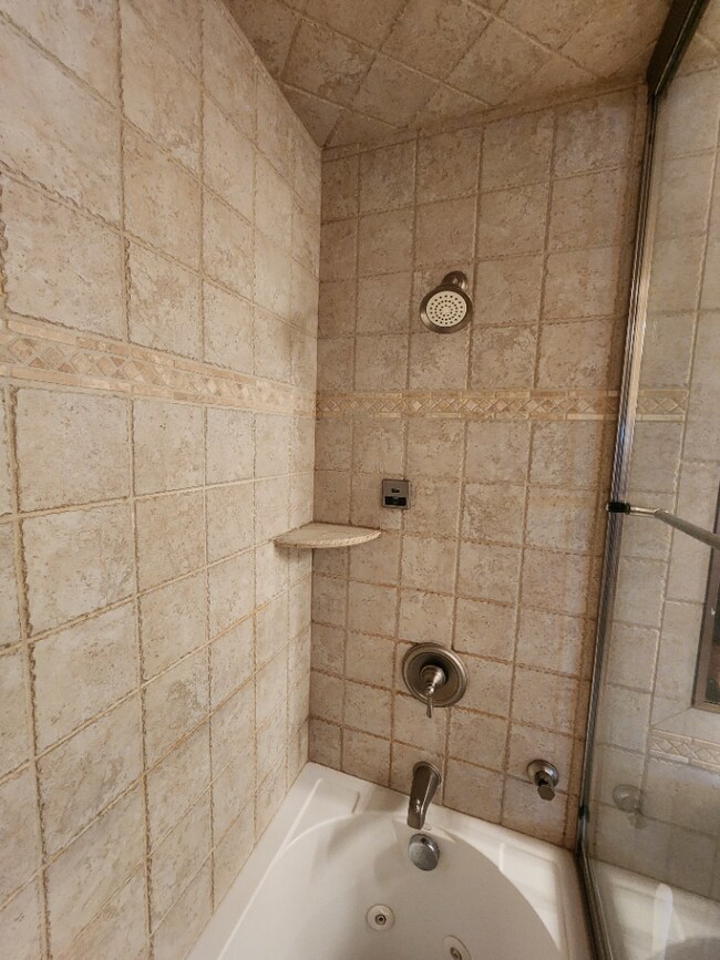 Building Photo - Bayview Lakeside Charmer