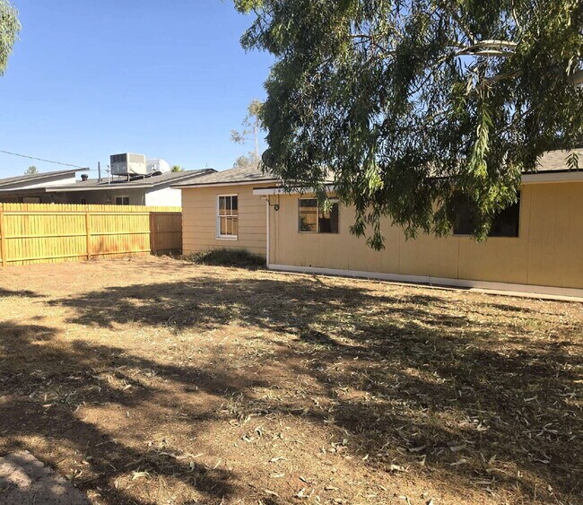 Building Photo - CHARMING NORTH PHOENIX HOME WITH FIREPLACE AND BACKYARD