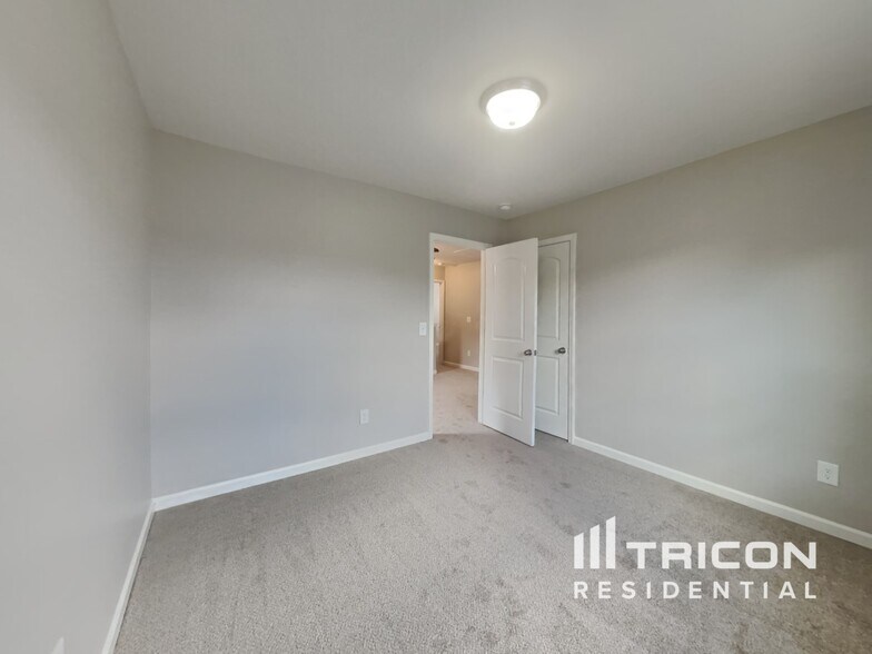 Building Photo - 4079 Village Park Ct