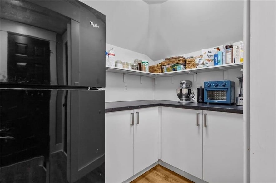 Building Photo - 86 Rochambeau Ave