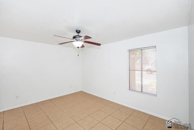 Building Photo - 1931 Paris Ct