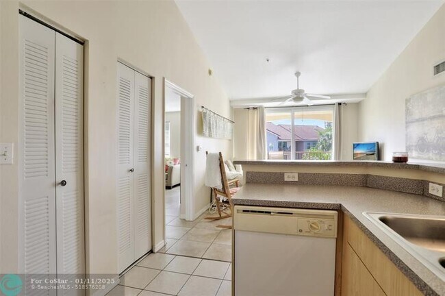 Building Photo - 723 Villa Cir