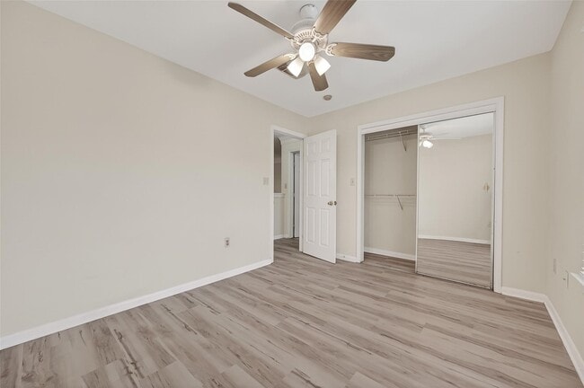 Building Photo - 14914 W Bend Dr