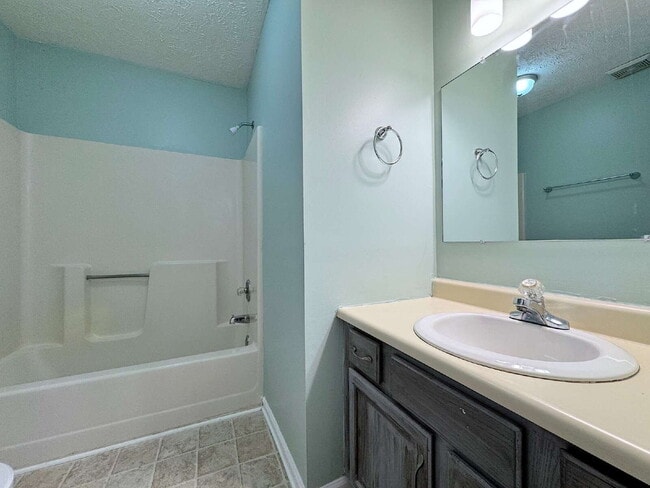Building Photo - Beautiful Three Bedroom Home!