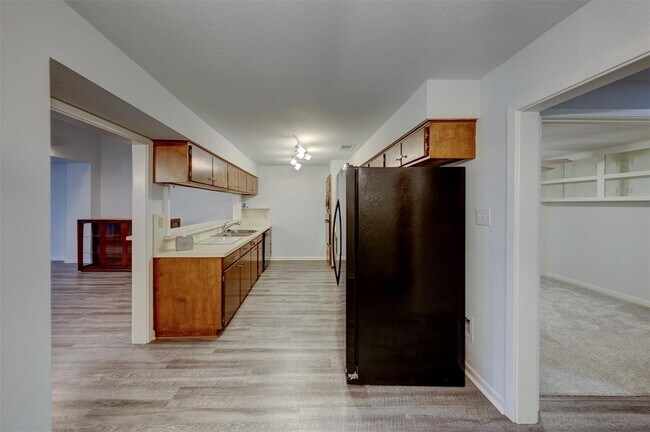 Building Photo - 2452 Country Club Dr