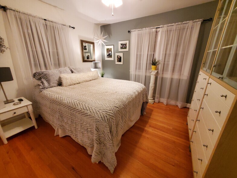 Bedroom 2, upstairs - 621 Broadview Dr