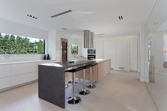 Building Photo - 7972 Biscayne Point Cir