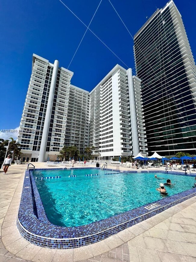 Building Photo - 2030 S Ocean Dr