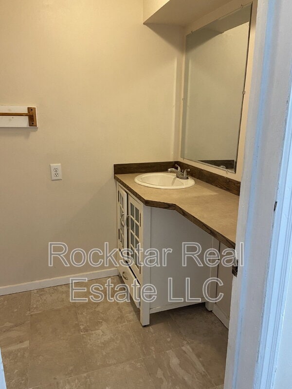 Building Photo - 4235.5 E Hartson Ave