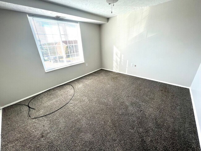 Building Photo - Stunning Condo Unit - 2 Bedroom with Balcony - Hopewell Township