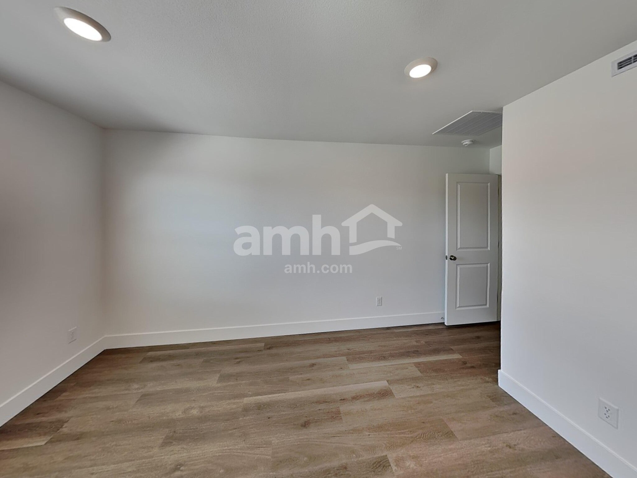 Building Photo - 5863 Vaes Dothrak St