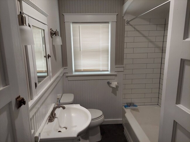 Building Photo - Single Family 3 BR, 2 Bath Rental House in...